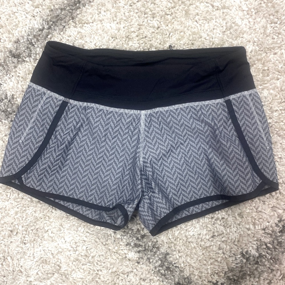 02 -Lululemon Run Times Short *2-way Stretch
Giant Herringbone Swift Black/White